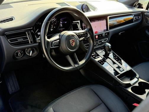 Chalk 2024 Porsche Macan Base (PDK)