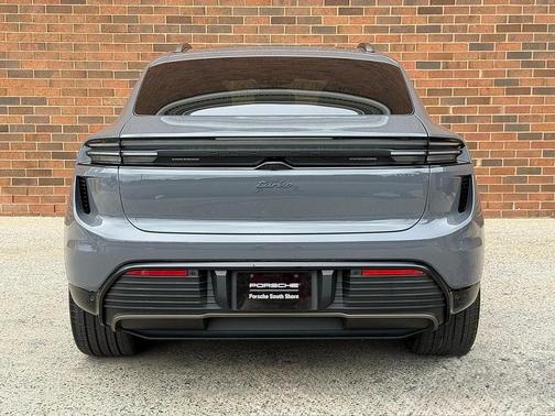 2025 Porsche Macan Turbo