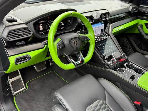 2022 Lamborghini Urus Graphite Capsule