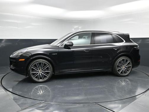 Jet Black Metallic 2022 Porsche Cayenne Turbo S