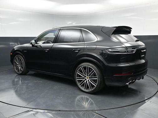 Jet Black Metallic 2022 Porsche Cayenne Turbo S