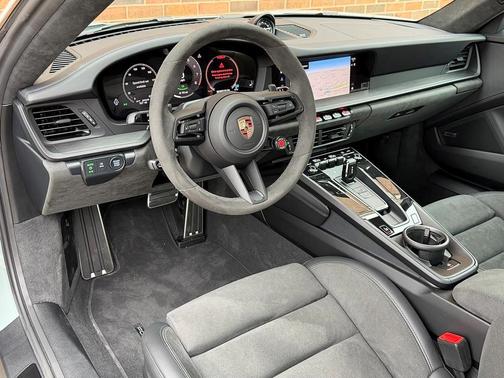 2025 Porsche 911 Carrera 4 GTS