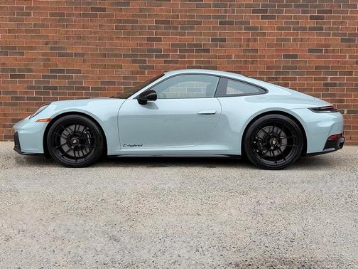 2025 Porsche 911 Carrera 4 GTS