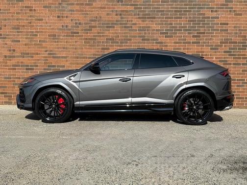 2022 Lamborghini Urus Graphite Capsule