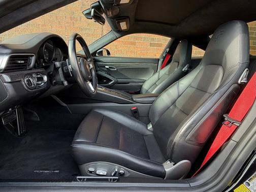 2019 Porsche 911 Carrera 4 GTS