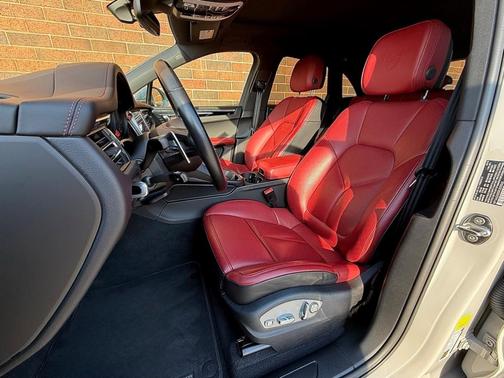 2024 Porsche Macan Base (PDK)