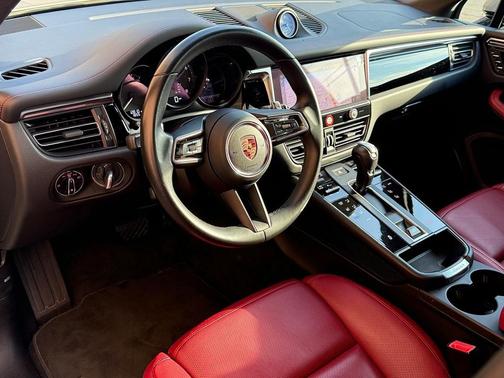 2024 Porsche Macan Base (PDK)