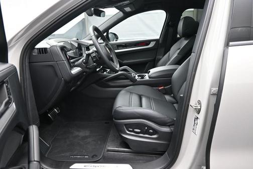 Chalk 2025 Porsche Cayenne S