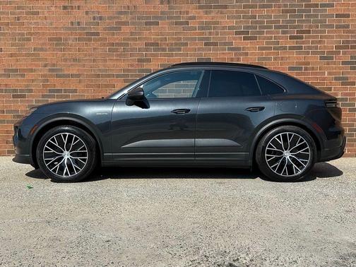 Volcano Grey Metallic 2024 Porsche Macan 4