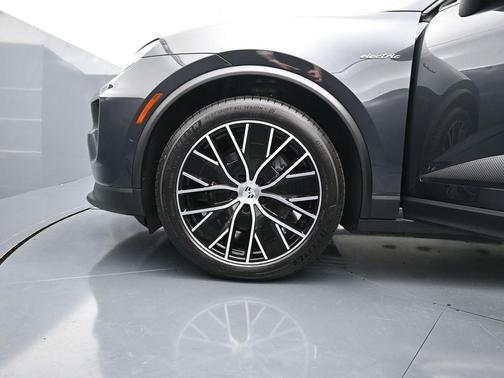 Volcano Grey Metallic 2024 Porsche Macan 4