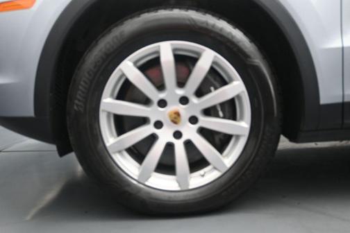 Dolomite Silver Metallic 2023 Porsche Cayenne