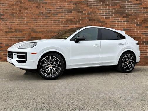 Carrara White 2026 Porsche Cayenne Base
