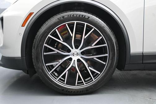 Chalk 2026 Porsche Macan 4