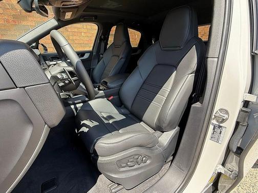 2025 Porsche Cayenne AWD