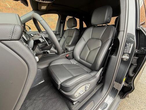 2025 Porsche Macan T