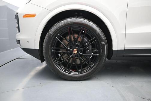 Chalk 2026 Porsche Cayenne AWD