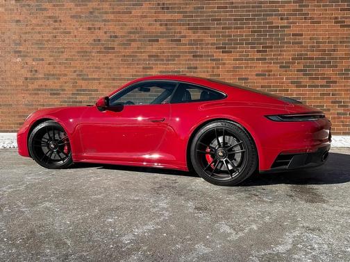 2022 Porsche 911 Carrera 4 GTS