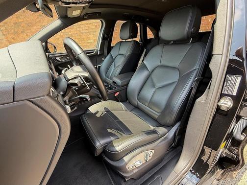 2024 Porsche Macan Base (PDK)