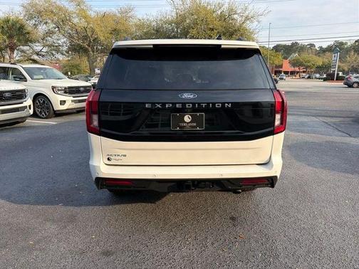 Star White 2025 Ford Expedition Active