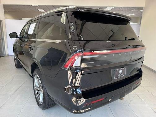 Infinite Black Metallic 2025 Lincoln Navigator Reserve