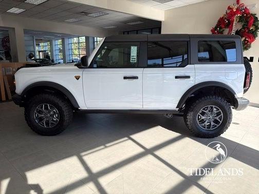 Oxford White 2025 Ford Bronco Badlands