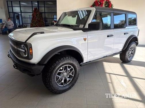 Oxford White 2025 Ford Bronco Badlands