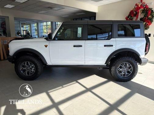 Oxford White 2025 Ford Bronco Badlands