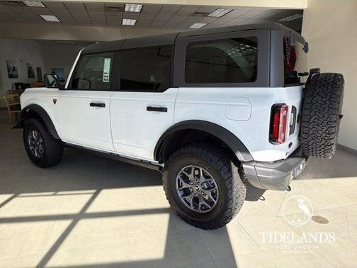 Oxford White 2025 Ford Bronco Badlands