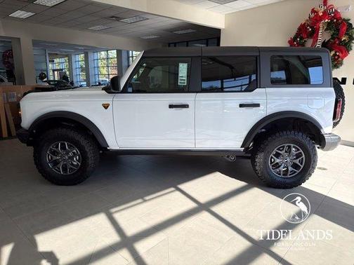 Oxford White 2025 Ford Bronco Badlands