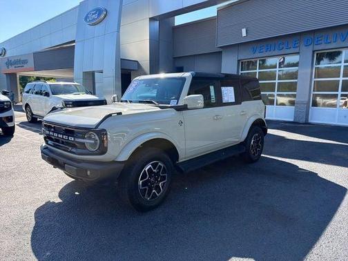 Desert Sand 2025 Ford Bronco Outer Banks