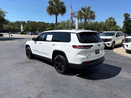 Bright White Clearcoat 2023 Jeep Grand Cherokee L Laredo