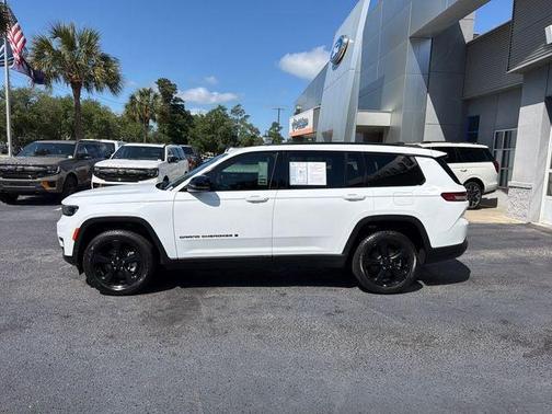 Bright White Clearcoat 2023 Jeep Grand Cherokee L Laredo