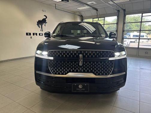 Infinite Black Metallic 2025 Lincoln Navigator L Reserve