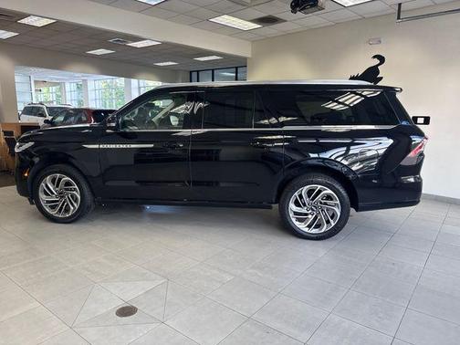 Infinite Black Metallic 2025 Lincoln Navigator L Reserve