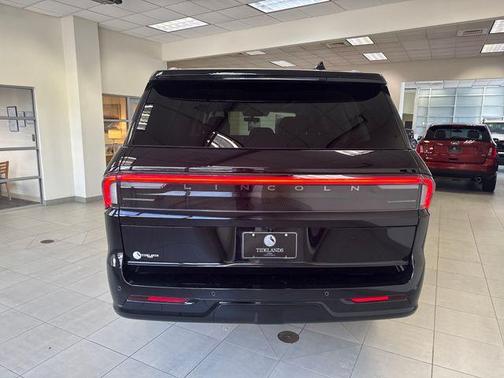 Infinite Black Metallic 2025 Lincoln Navigator L Reserve