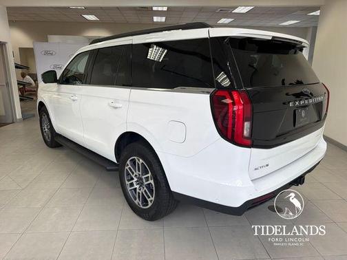 Star White 2025 Ford Expedition Active