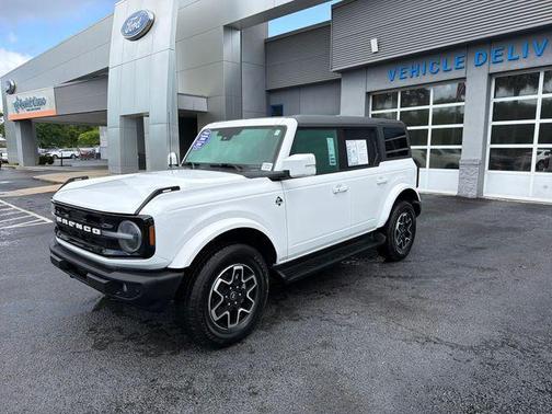 Oxford White 2025 Ford Bronco Outer Banks