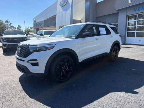 White Metallic 2023 Ford Explorer ST-Line