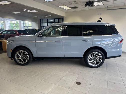 Gray Mist Metallic 2025 Lincoln Navigator Reserve