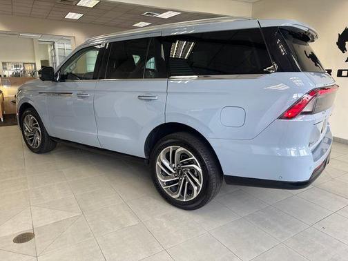 Gray Mist Metallic 2025 Lincoln Navigator Reserve