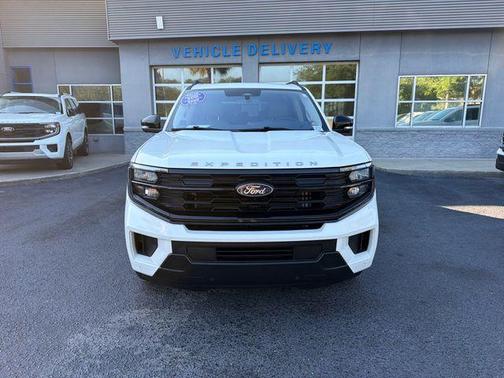 White Metallic 2025 Ford Expedition Active