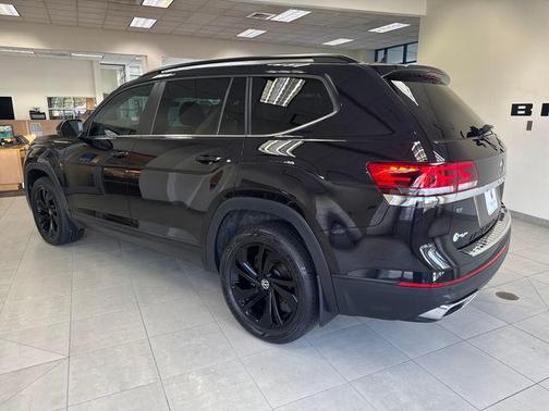 Deep Black Pearl Effect 2023 Volkswagen Atlas 2.0T SE