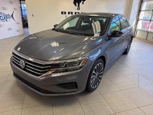 Platinum Gray Metallic 2022 Volkswagen Passat 2.0T Limited Edition