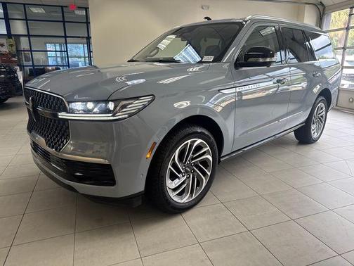Gray Mist Metallic 2025 Lincoln Navigator Reserve