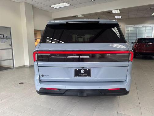 Gray Mist Metallic 2025 Lincoln Navigator Reserve