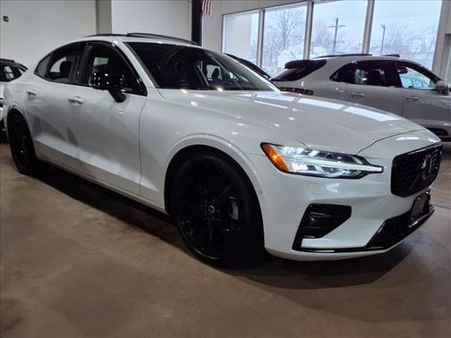 2023 Volvo S60 B5 Plus Dark Theme