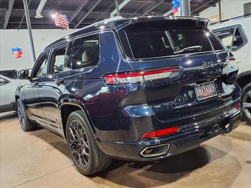 Diamond Black Crystal Pearlcoat 2023 Jeep Grand Cherokee L Summit