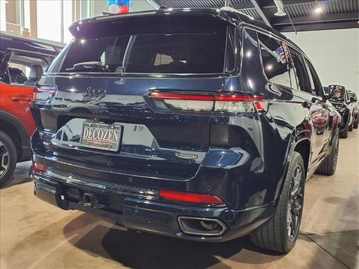 Diamond Black Crystal Pearlcoat 2023 Jeep Grand Cherokee L Summit