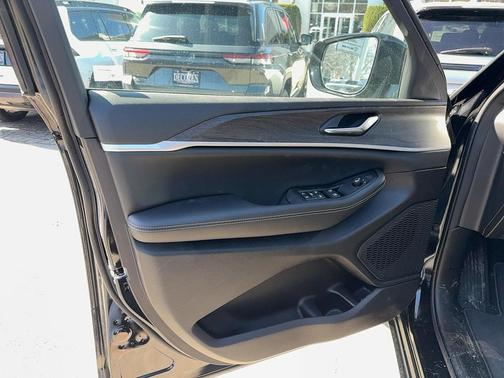 2026 Jeep Grand Cherokee Altitude