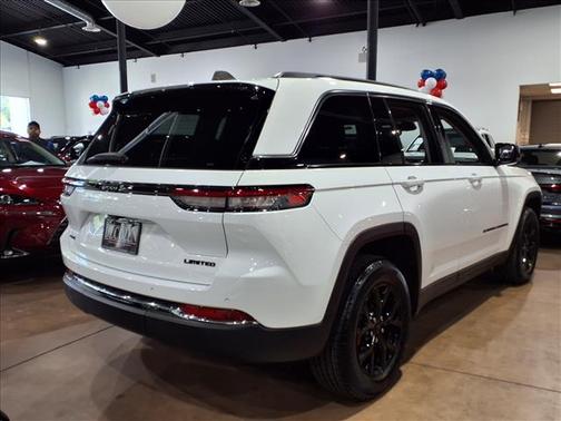 Bright White Clear Coat 2023 Jeep Grand Cherokee Limited